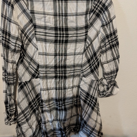 NWT Embroidered Long Sleeve Button down shirt. - Picture 6 of 7